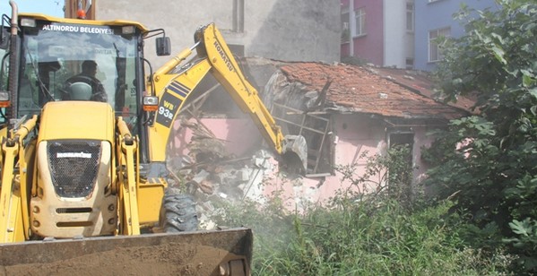 Can Ve Mal Güvenliğini Tehlikeye Sokan Binalar Yıkılıyor
