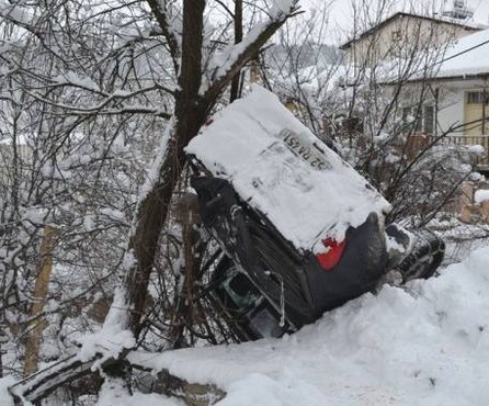Ordu’da YEDAŞ ekiplerini taşıyan araç buz nedeniyle kaza yaptı