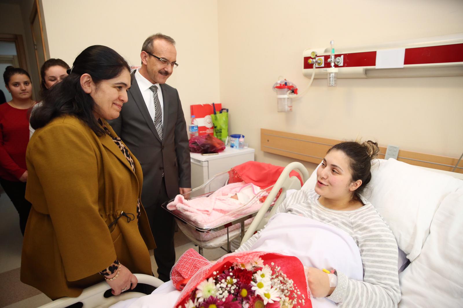 Vali Yavuz, Şehit Ailesinin Bebek Sevincini Paylaştı