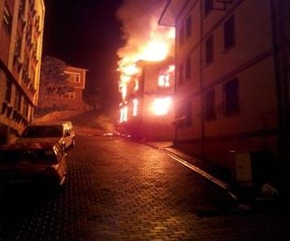 Ordu’da Yangında iki katkı ev tamamen yandı