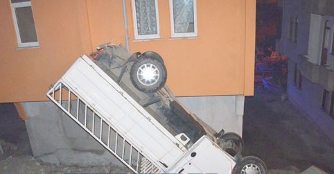Fatsa’da geri geri manevra yapan kamyonet uçurumdan yuvarlandı