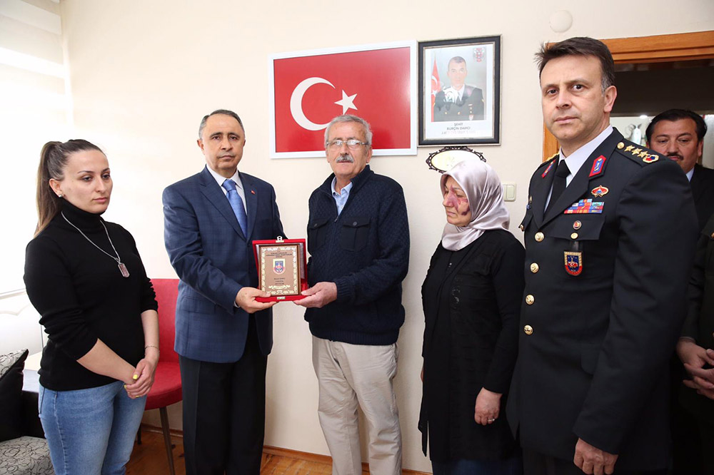 Vali Vekili Ballı, Şehit Ailesine Şehadet Belgesini Takdim Etti